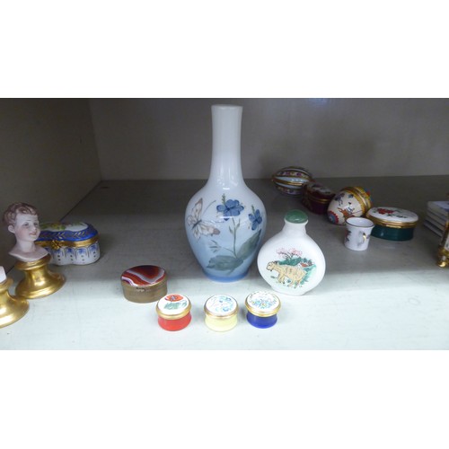 353 - Ceramic collectables: to include a Royal Crown Derby Imari pattern vase  2.5