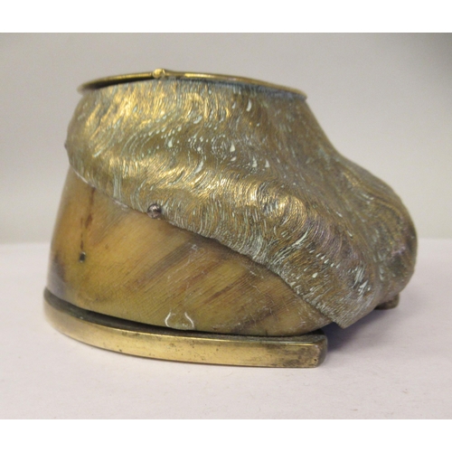22 - An Edwardian cast brass mounted horse's hoof inkwell with a hinged cap, inscribed 'Cordon Jan 30 190... 