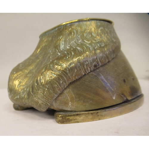 22 - An Edwardian cast brass mounted horse's hoof inkwell with a hinged cap, inscribed 'Cordon Jan 30 190... 