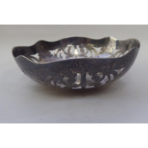 136 - Silver, viz. a shallow bowl; a chainmail purse; and a pedestal vase  5