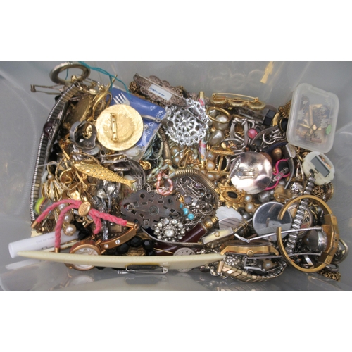 260 - Costume jewellery and watches: to include simulated pearls; bar brooches; and a resin bangle