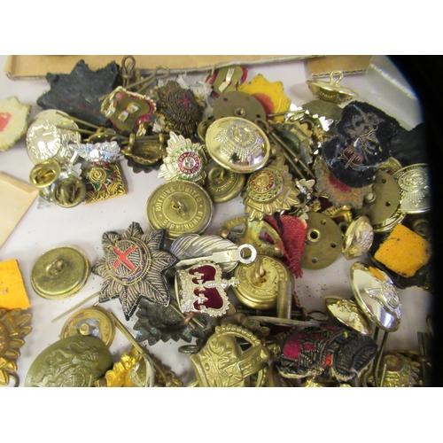 337 - An uncollated collection of British military uniform buttons, emblems and pips: to include a Royal A... 