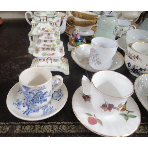 39 - 19th & 20thC ceramics: to include a Newhall china tea bowl and saucer