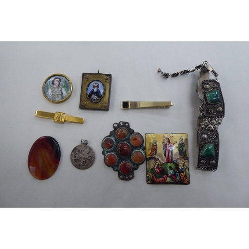 45 - Miscellaneous coins and items of personal ornament: to include a silver Iona brooch; and an Israeli ... 