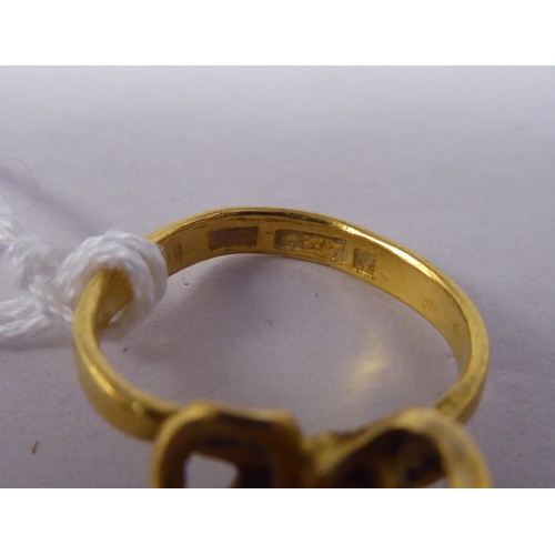 10 - A Chinese high grade gold knot design ring 