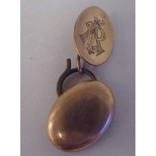 103 - Gold and yellow metal items: to include a pair of tablet design cufflinks 