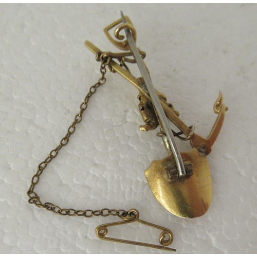 104 - A yellow metal gold prospector's brooch, fashioned as a shovel and pickaxe