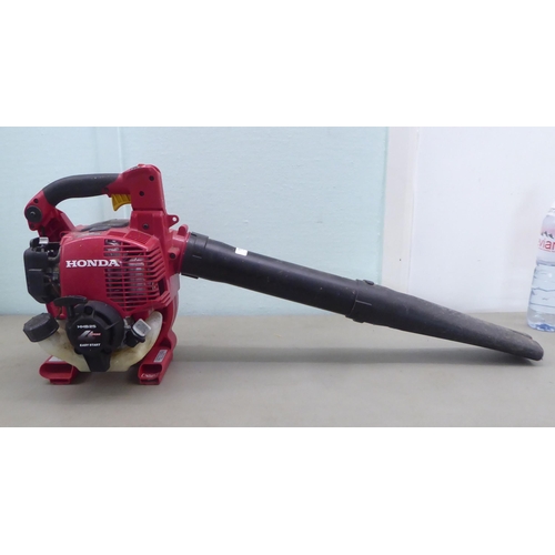 118 - A Honda HHB 25 4 stroke easy start petrol driven leaf blower 