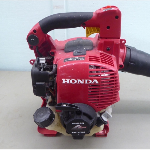 118 - A Honda HHB 25 4 stroke easy start petrol driven leaf blower 