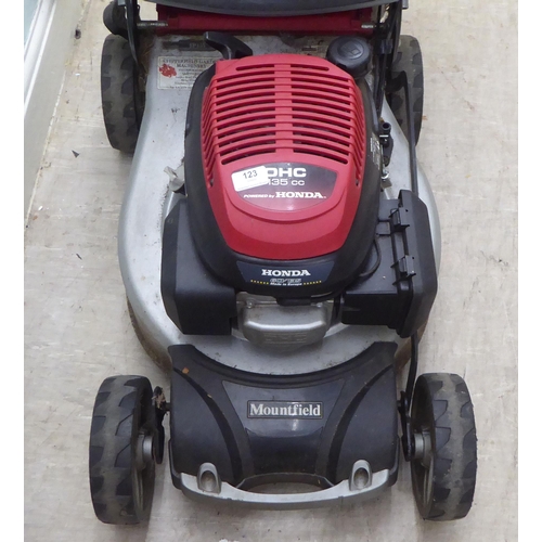 123 - A Honda OHC 135cc petrol driven lawn mower with a 14