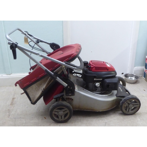 123 - A Honda OHC 135cc petrol driven lawn mower with a 14