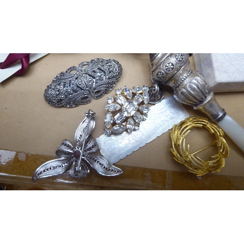 134 - Costume jewellery and items of personal ornament: to include simulated pearls and a silver rattle&nb... 