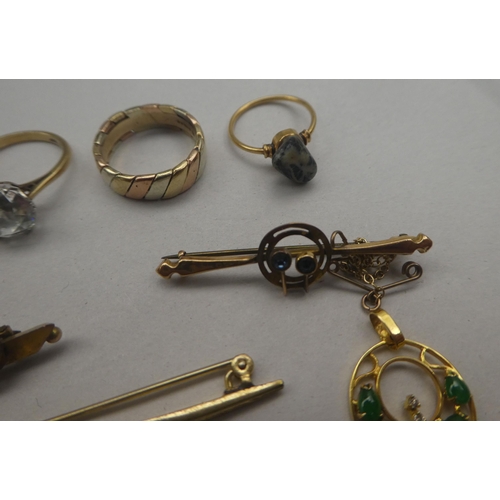 135 - Gold and yellow metal items of personal ornament: to include bar brooches and a 9ct bi-coloured gold... 