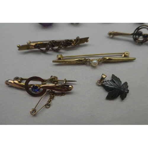 135 - Gold and yellow metal items of personal ornament: to include bar brooches and a 9ct bi-coloured gold... 