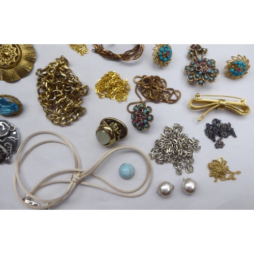 135 - Gold and yellow metal items of personal ornament: to include bar brooches and a 9ct bi-coloured gold... 