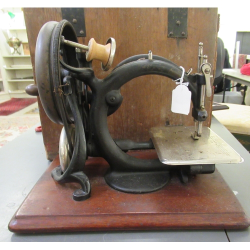 223 - An early 20thC Wilcox & Gibbs manual sewing machine, on a mahogany plinth