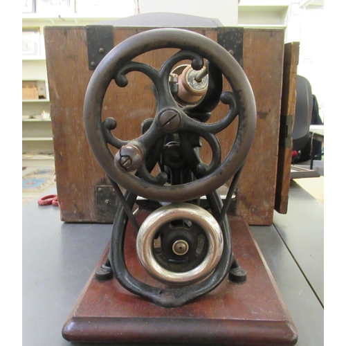 223 - An early 20thC Wilcox & Gibbs manual sewing machine, on a mahogany plinth