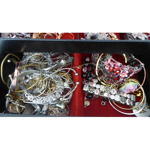 255 - Costume jewellery: to include an ethnic expandable bracelet, bangle and rings 