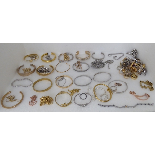 260 - Costume jewellery: to include rings, bangles and bracelets 