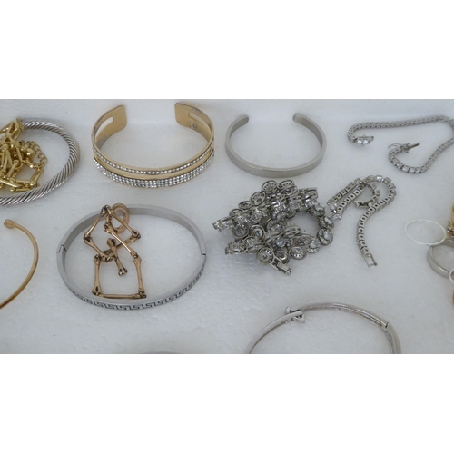 260 - Costume jewellery: to include rings, bangles and bracelets 