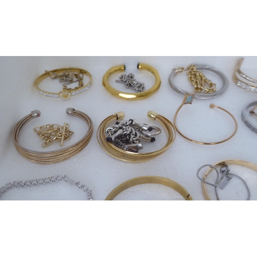 260 - Costume jewellery: to include rings, bangles and bracelets 