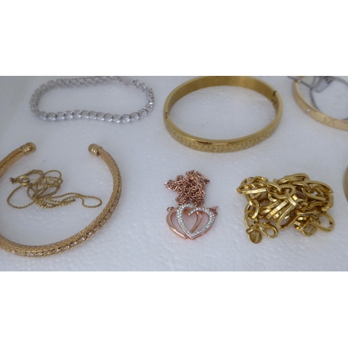 260 - Costume jewellery: to include rings, bangles and bracelets 