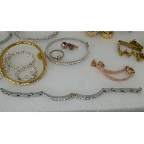 260 - Costume jewellery: to include rings, bangles and bracelets 