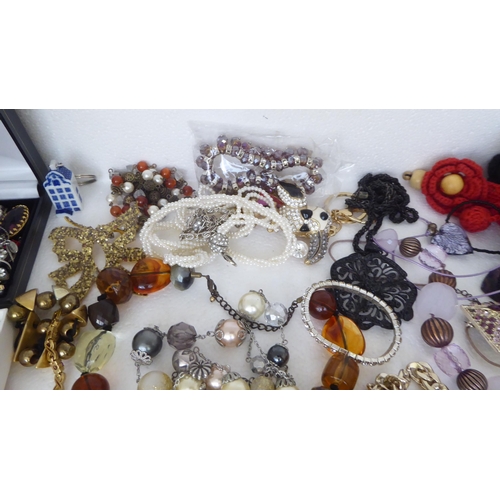 262 - Costume jewellery: to include necklaces, bracelets, brooches and earrings 