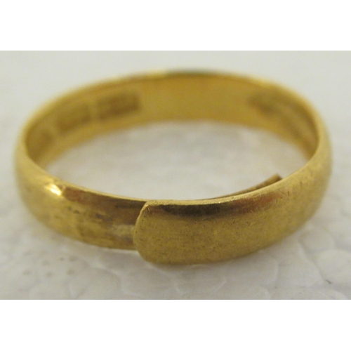 27 - A Chinese 22ct gold band design ring