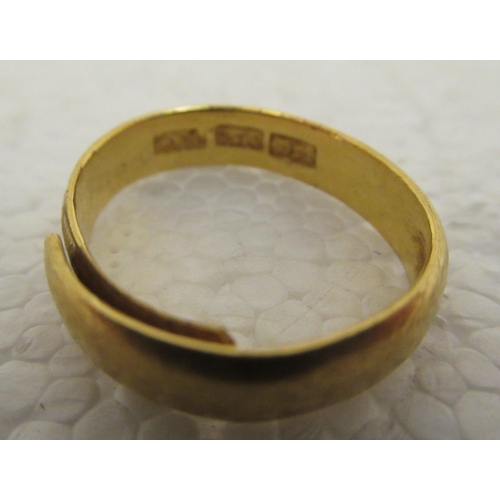 27 - A Chinese 22ct gold band design ring