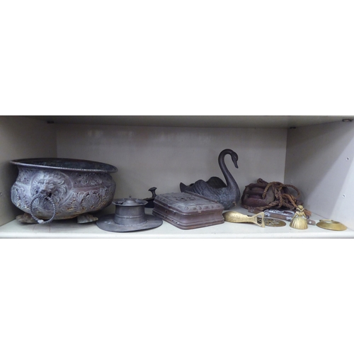 273 - Mixed decorative and functional metalware: to include a pair of brass Transvaal novelty money boxes&... 