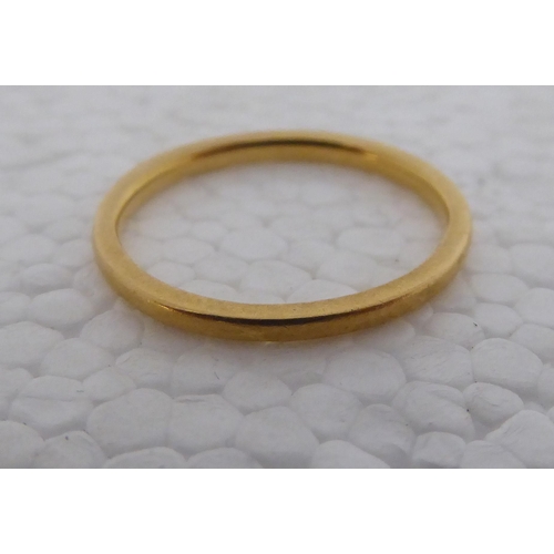 279 - A 22ct gold wedding band