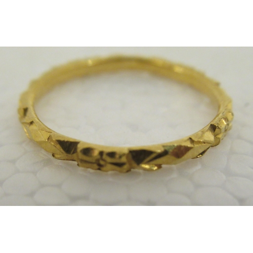 28 - A Chinese 22ct gold band design ring