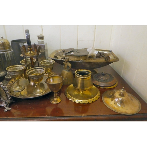 315 - Mixed, mainly 20thC metalware: to include pewter teaware