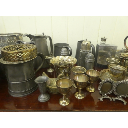 315 - Mixed, mainly 20thC metalware: to include pewter teaware