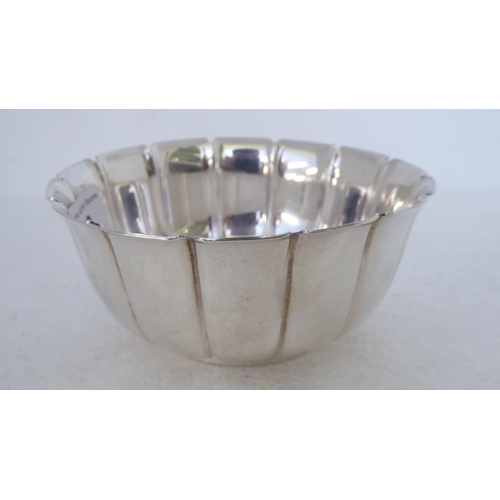 322 - A Britannia silver bowl of ribbed design  London 1989  4.5