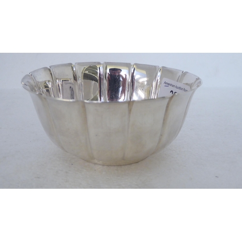 322 - A Britannia silver bowl of ribbed design  London 1989  4.5