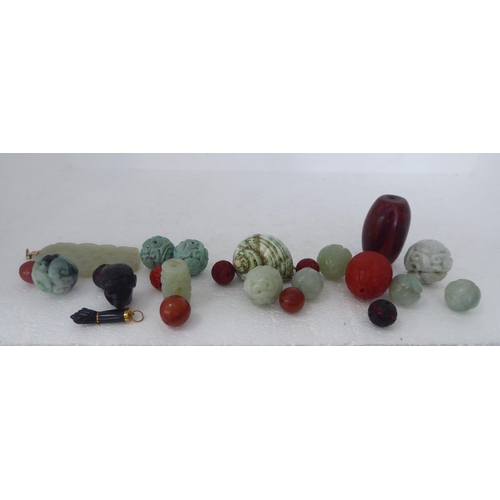 336 - Collectables: to include Chinese hardstone carved beads