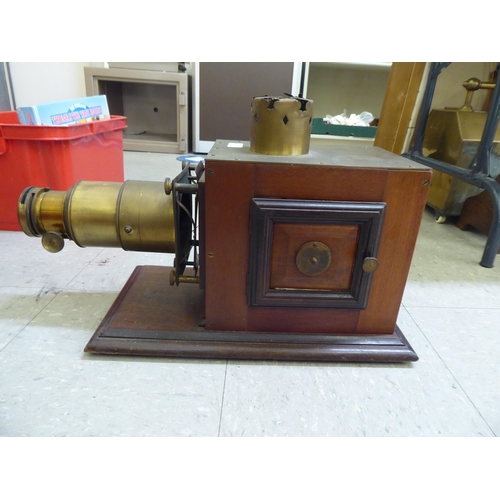 351 - A late Victorian magic lantern body 