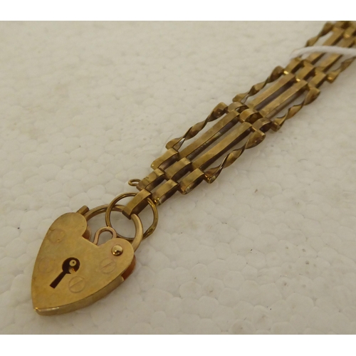 359 - A 9ct gold gate link bracelet 