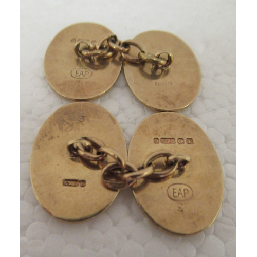 36 - A pair of 9ct gold oval tablet and chain cufflinks 