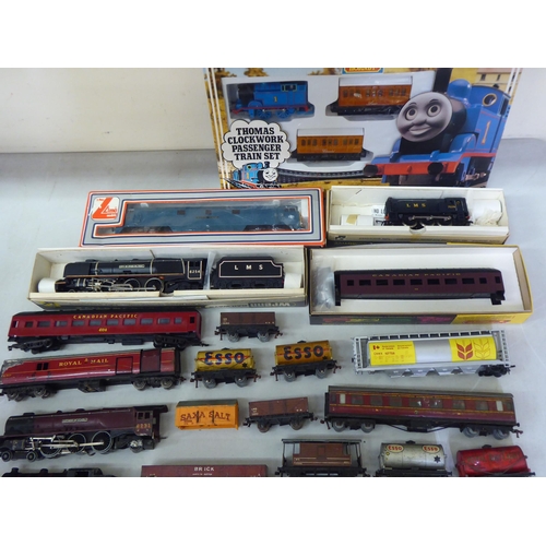 388 - Locomotive related collectables: to include Wrenn 00/H0 gauge, Thomas The Tank Engine for Hornby, Li... 