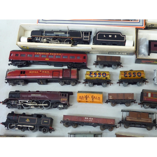 388 - Locomotive related collectables: to include Wrenn 00/H0 gauge, Thomas The Tank Engine for Hornby, Li... 