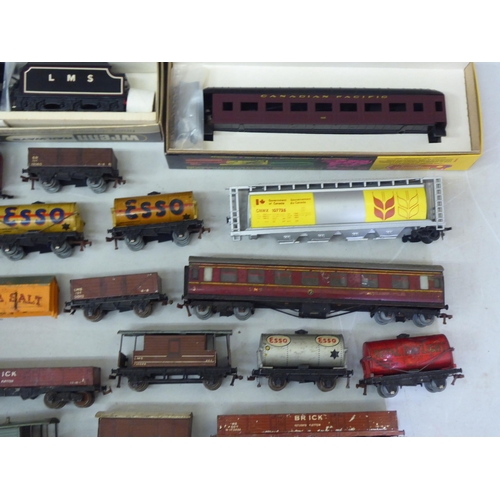 388 - Locomotive related collectables: to include Wrenn 00/H0 gauge, Thomas The Tank Engine for Hornby, Li... 