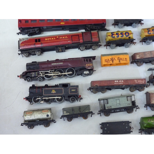 388 - Locomotive related collectables: to include Wrenn 00/H0 gauge, Thomas The Tank Engine for Hornby, Li... 