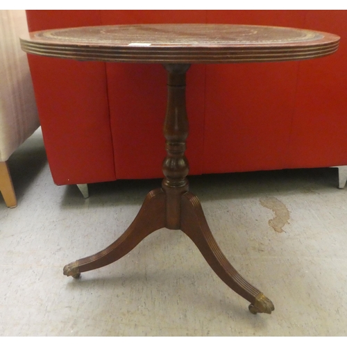 404 - A William IV octagonal mahogany tip-top pedstal table, raised on a splayed quadruped base and caster... 