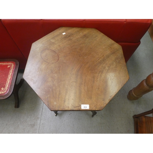 404 - A William IV octagonal mahogany tip-top pedstal table, raised on a splayed quadruped base and caster... 