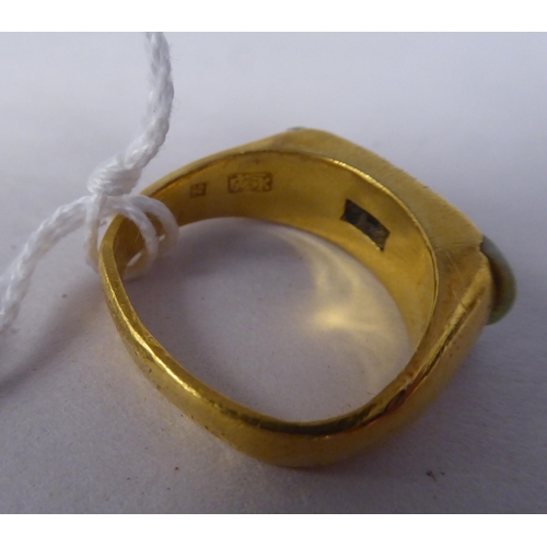 8 - A Chinese high grade gold ring, set with a jade tablet 