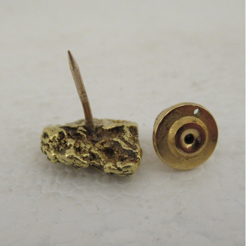 97 - A gold nugget pin brooch