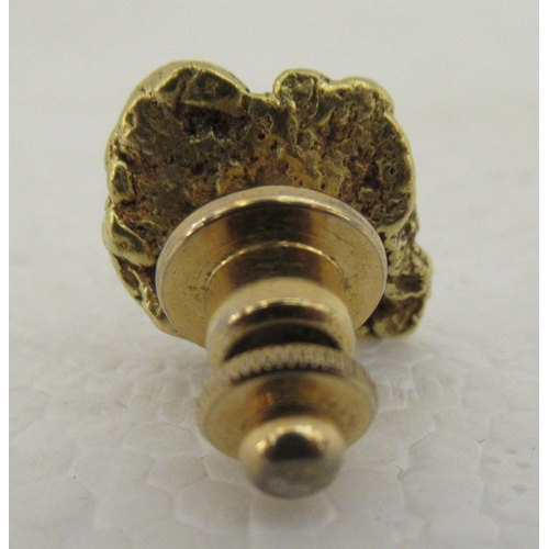 97 - A gold nugget pin brooch